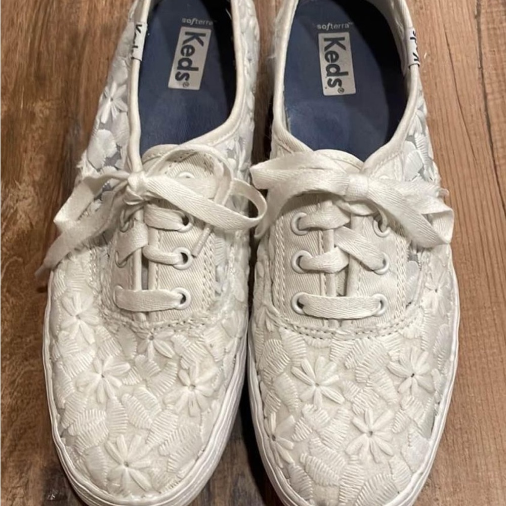Keds white floral embroidered Size 7.5 platform shoe